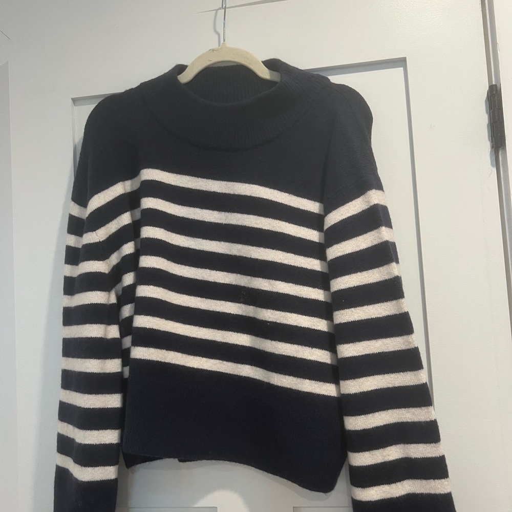 NWT Jcrew Striped Chunky crewneck sweater in Supersoft yarn in Navy and White